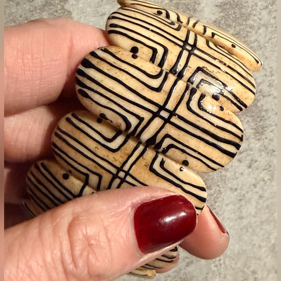 vintage Jewelry - Vintage Carved Bovine Bone Panel Stretch Bracelet Black White Geometric Tribal